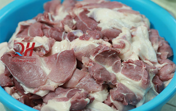 Thịt sơ chế trước khi ướp