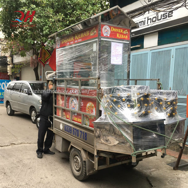 Quang Huy giao xe bánh mì cho khách hàng