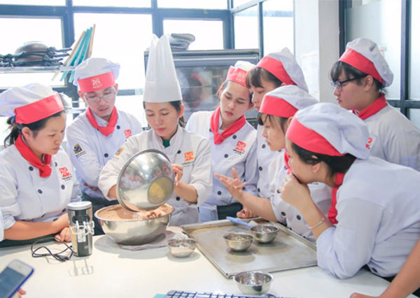 Học làm bánh tại hướng nghiệp Á Âu Sài Gòn