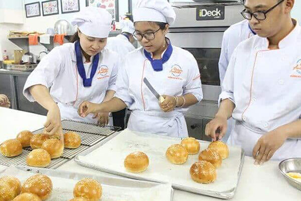 Khóa học làm bánh mì tại trường quản lý khách sạn Việt Úc