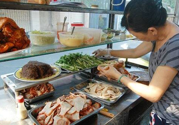 Xe bánh mì thịt nướng ngon tại 37 Nguyễn Trãi