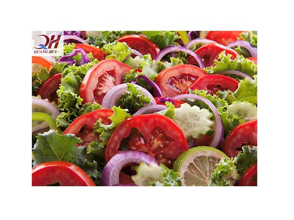 Salad rau củ quả tươi mát ăn kèm với nhân thịt nướng Doner kebab hấp dẫn