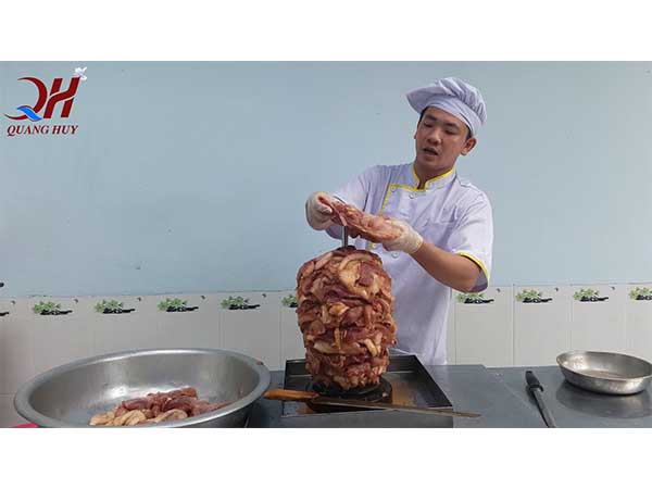 học làm bánh mì doner kebab Xiên thịt lên cây xiên Doner kebab để ướp thịt