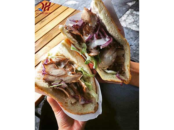 học làm bánh mì doner kebab Trên tay những chiếc bánh mì Doner kebab thơm ngon đã hoàn chỉnh