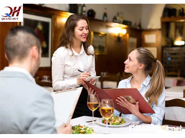 mua bánh mì tam giác ở đâu Nhân viên phục vụ tận tình là điểm cộng cho quán
