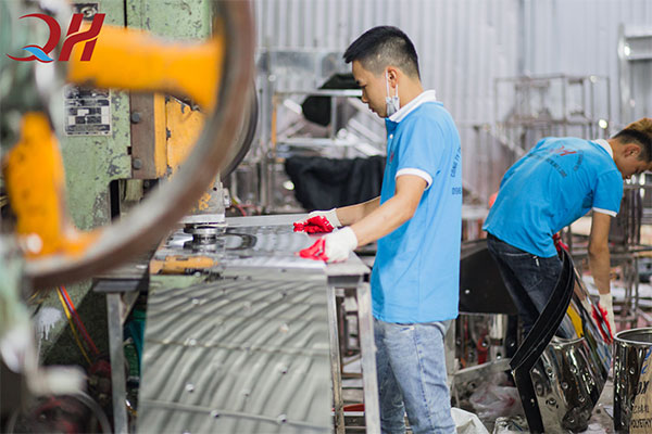 Bạn hãy tìm đến những cơ sở sản xuất có nhiều năm kinh nghiệm Ảnh xưởng sản xuất Quang Huy
