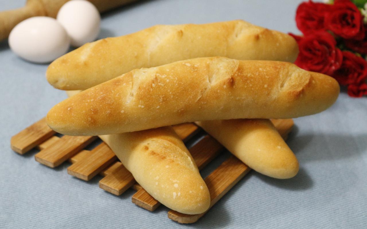 Bánh mì que được nướng với nhiệt độ chuẩn thơm ngon
