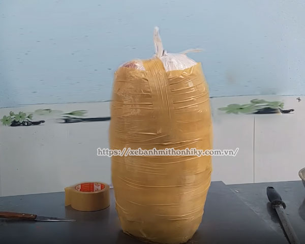 Bọc khối thịt Kebab bằng băng keo để trong tủ đông