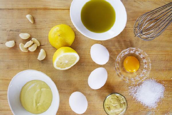 Chuẩn bị nguyên liệu làm nước sốt mayonnaise Chuẩn bị nguyên liệu làm nước sốt mayonnaise