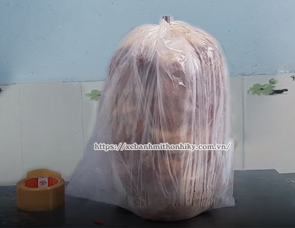 Bọc cây thịt thật chặt bằng túi ni lông thực phẩm