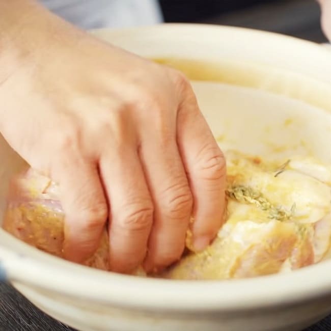 Bóp thịt cho gia vị ngấm đều vào từng thớ thịt Bóp thịt cho gia vị ngấm đều vào từng thớ thịt