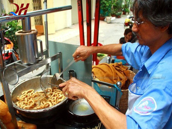 Bạn có thể kinh doanh bánh mì chả cá ở những nơi đông người qua lại Bán bánh mì chả cá lưu động ở nhiều nơi