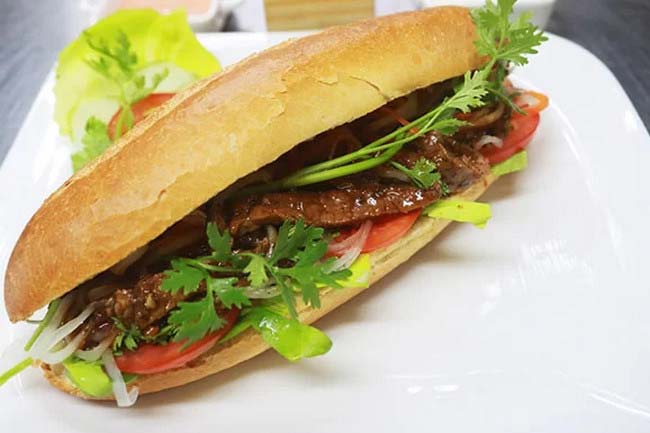 Bánh mì kẹp thịt thơm ngon nổi tiếng của Việt Nam
