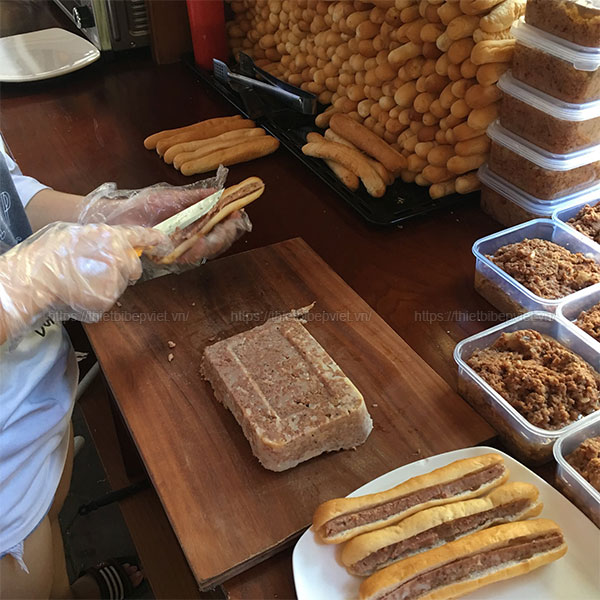Cách làm bánh mì que pate gan heo đơn giản