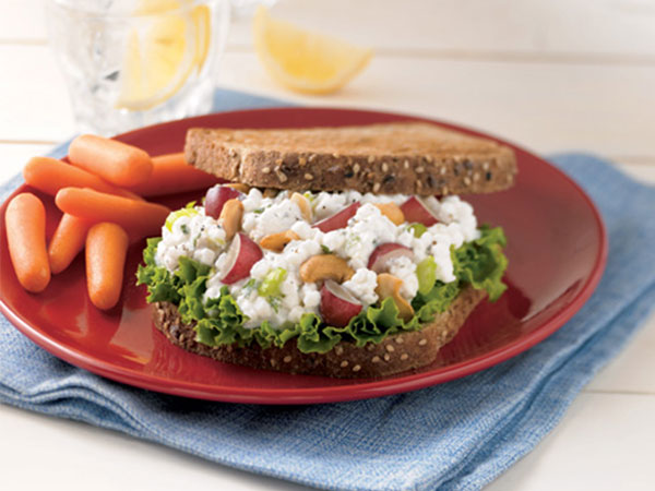 Sanwich rau củ + bánh mì đen