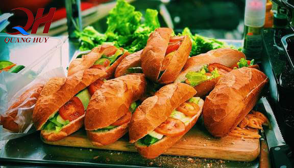 Bánh mì là một loại đồ ăn nhanh cung cấp đầy đủ chất dinh dưỡng cho bạn mỗi ngày