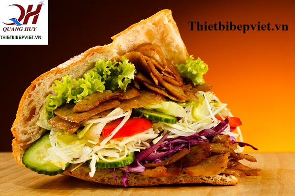 Những chiếc bánh mì tam giác luôn nóng hổi, giòn rụm