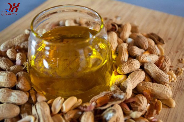 Dầu lạc có thành phần chiết xuất từ lạc, được sử dụng trong nhiều món ăn hàng ngày Dầu lạc có thành phần chiết xuất từ lạc, được sử dụng trong nhiều món ăn hàng ngày