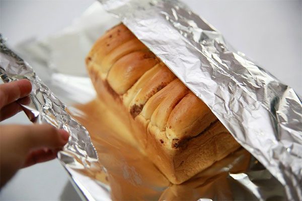 Giấy bạc bọc bánh mì trước khi nướng
