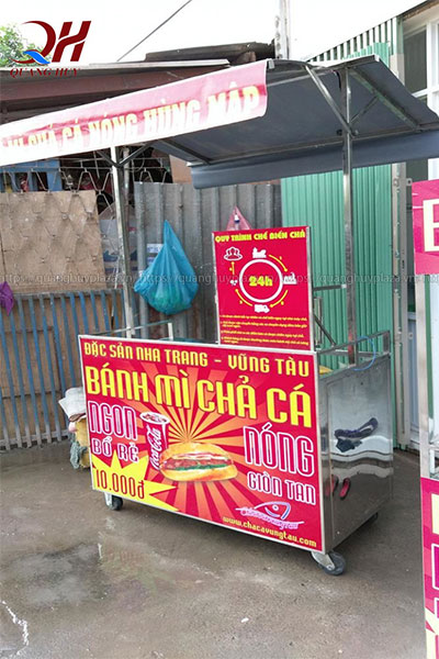 Xe bán bánh mì chả cá Quang Huy
