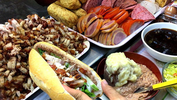 Bánh mì heo quay ngon chỉ 10-15k/ ổ Bánh mì heo quay ngon miệng