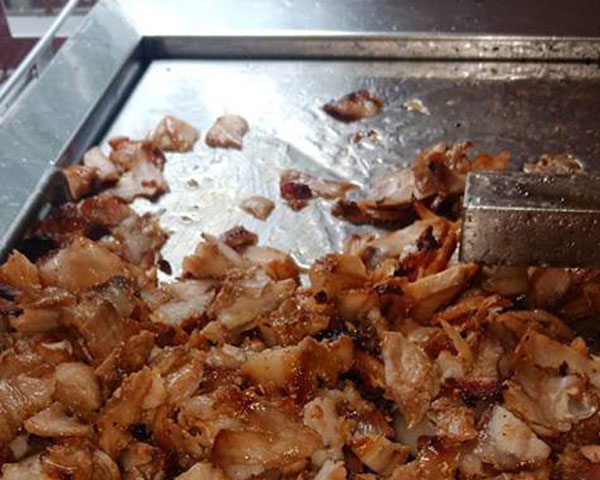 Cắt thịt với máy cắt thịt Doner Kebab