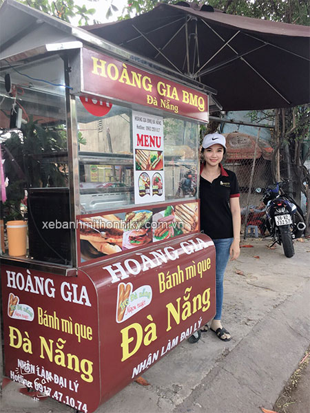 Khách hàng mua xe bánh mì que tại tp hồ chí minh