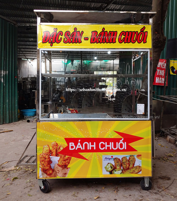 Xe bán bánh chuối chiên tại cơ khí Quang Huy