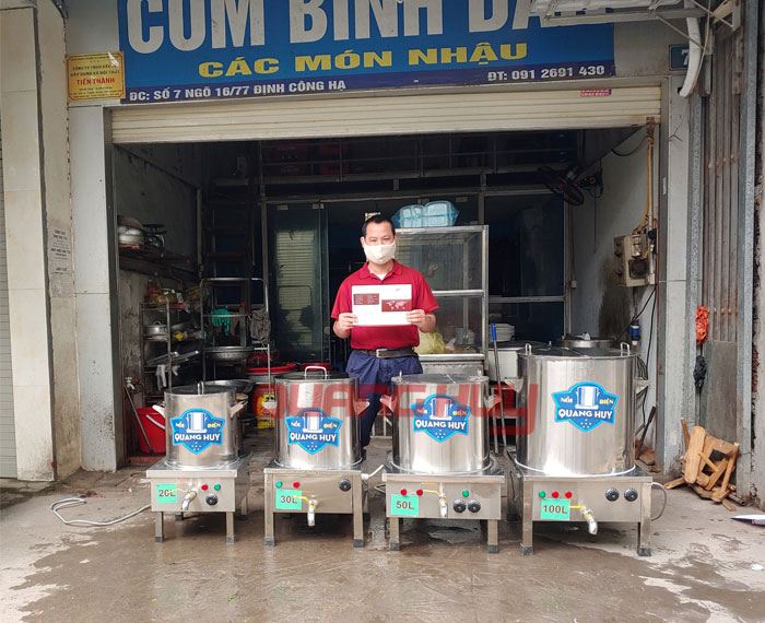 Quang Huy giao nồi phở cho khách tại Định Công Hạ, Hà Nội