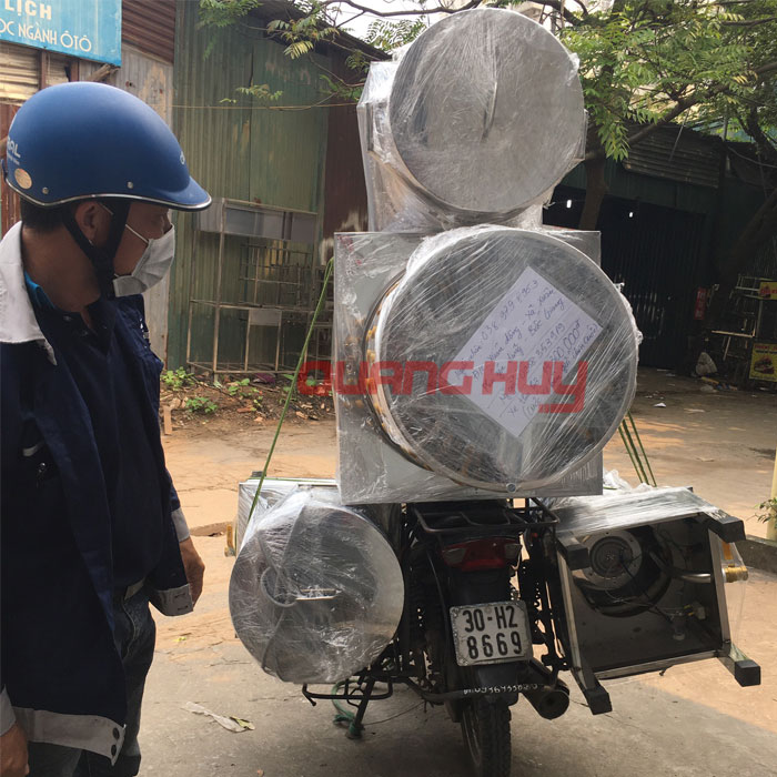 Quang Huy giao nồi phở cho khách tại Bắc Giang