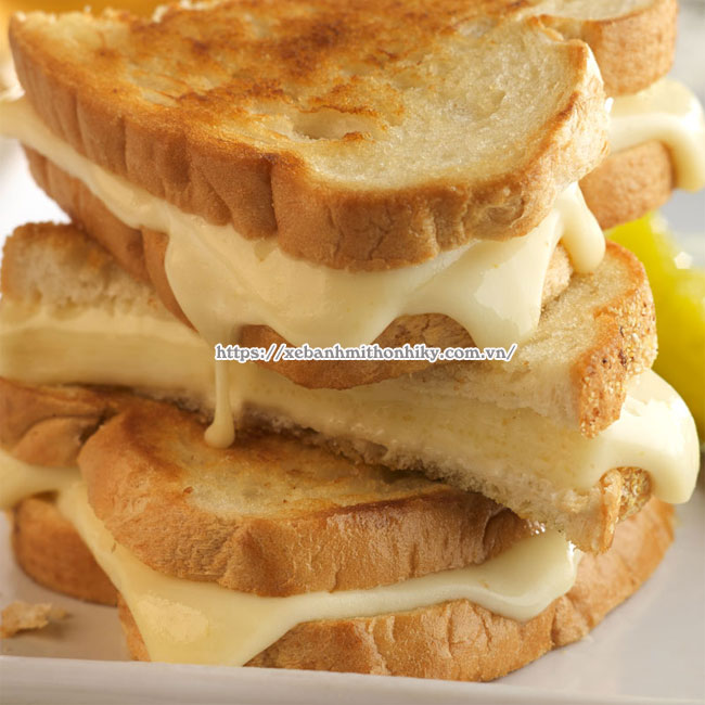 Hoàn thiện món bánh mì phô mai nhân tan chảy