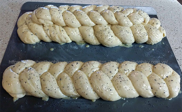 Rắc thêm vừng vào bánh mì hoa cúc