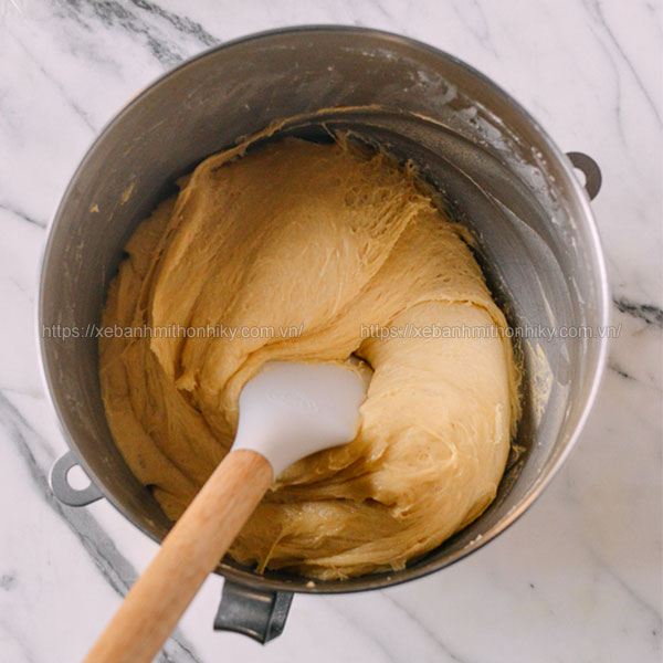 Trộn bột làm bánh mì hoa cúc