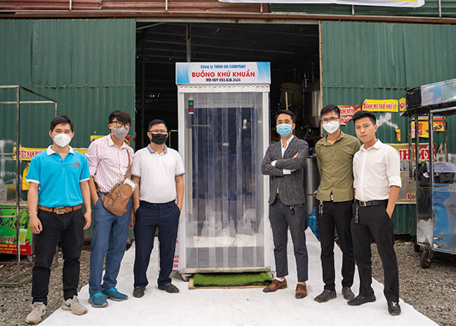 Đội ngũ chế tạo sản xuất buồng khử khuẩn toàn thân Quang Huy