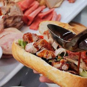 Bánh mì heo quay ngon không thể thiếu nước sốt