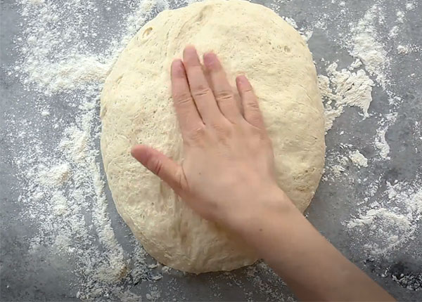 Trộn bột mì làm vỏ bánh mì tam giác