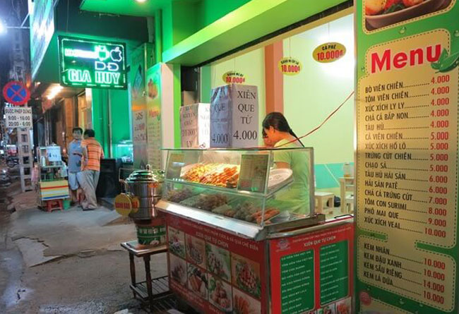 Bán đồ ăn vặt bằng vỉa hè mang lại thu nhập "khủng" cho nhiều người"