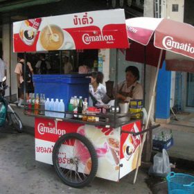 Bán trà sữa xe đẩy không chỉ ở Việt Nam mà còn nhiều nơi trên Thế giới