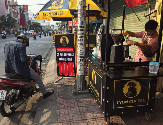 Bán cafe bằng xe đẩy cafe vỉa hè vô cùng linh động, có thể di chuyển đến nhiều địa điểm khác nhau