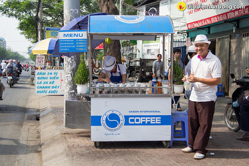 Cafe mang đi có giá thành rẻ nên hút khách hơn 