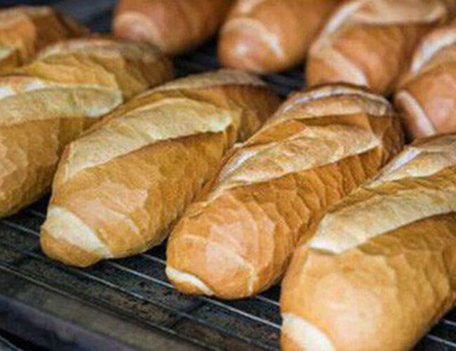 Cách bảo quản bánh mì giòn lâu bằng phương pháp nướng lại trên than hoa