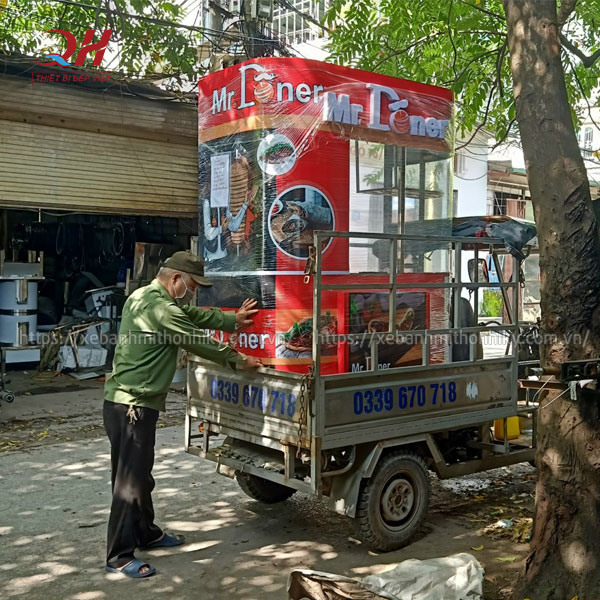 Giao xe bánh mì Kebab Torki cho khách hàng