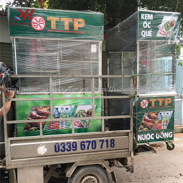 Quang Huy giao xe xúc xích, nước uống cho khách hàng