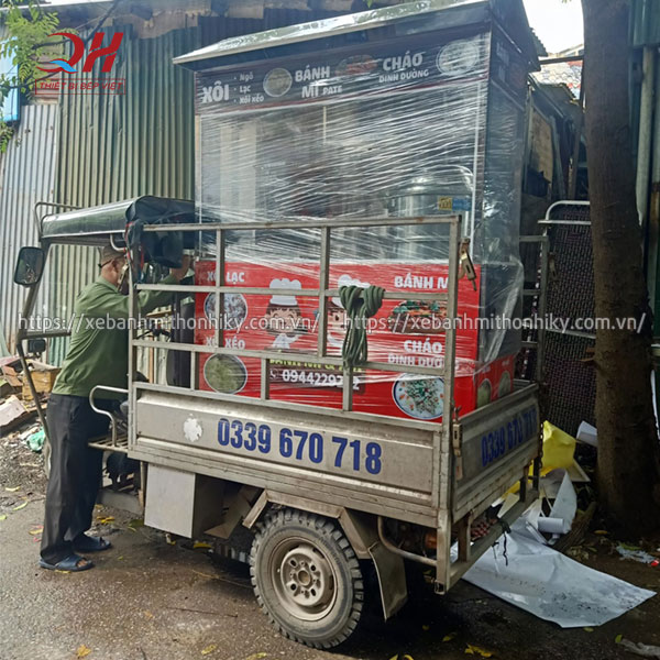 Giao hàng tủ xe đẩy bán hàng Quang Huy