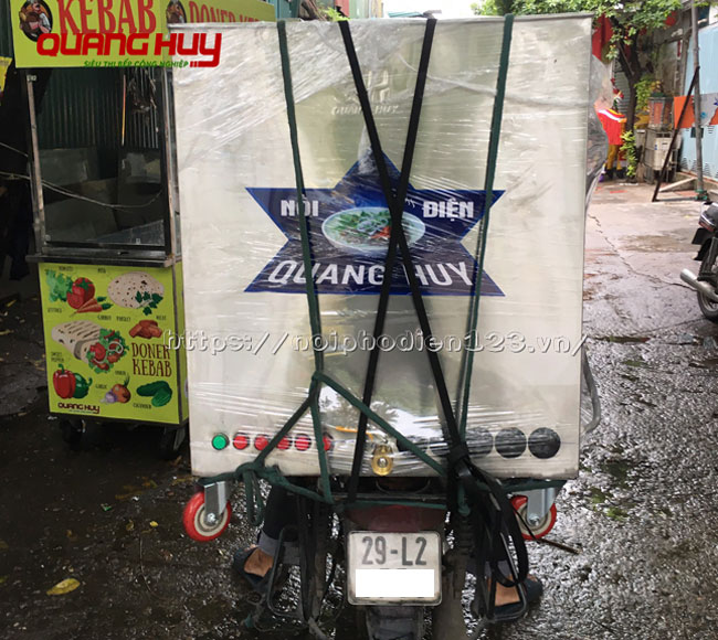 Quang Huy giao nồi luộc bánh chưng cho khách hàng