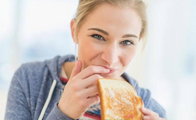 Thay thế bánh mì thường bằng bánh mì sandwich đen sẽ nạp ít calo hơn 