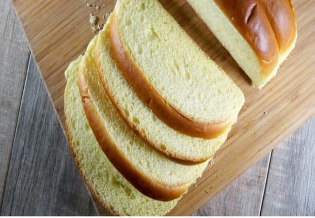 Cắt bánh mì thành các lát cắt 