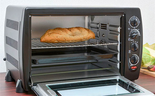 Sử dụng lò vi sóng làm nóng giòn bánh mì 
