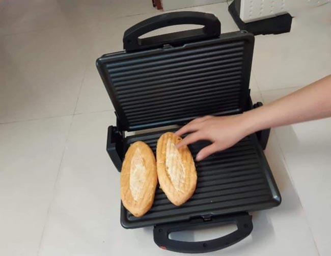 Sử dụng máy kẹp bánh mì chuyên dụng 