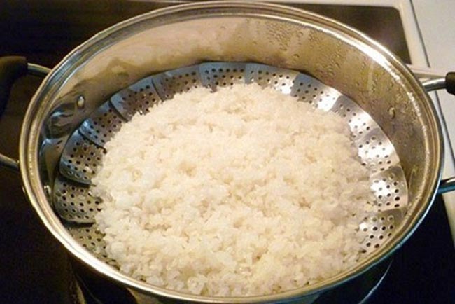Cho gạo vào nồi 